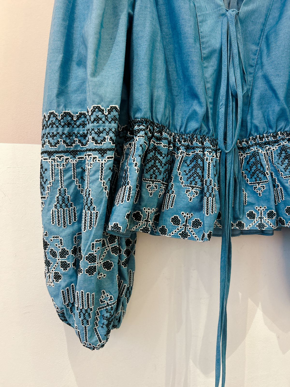 Bata azul bordada Amar P