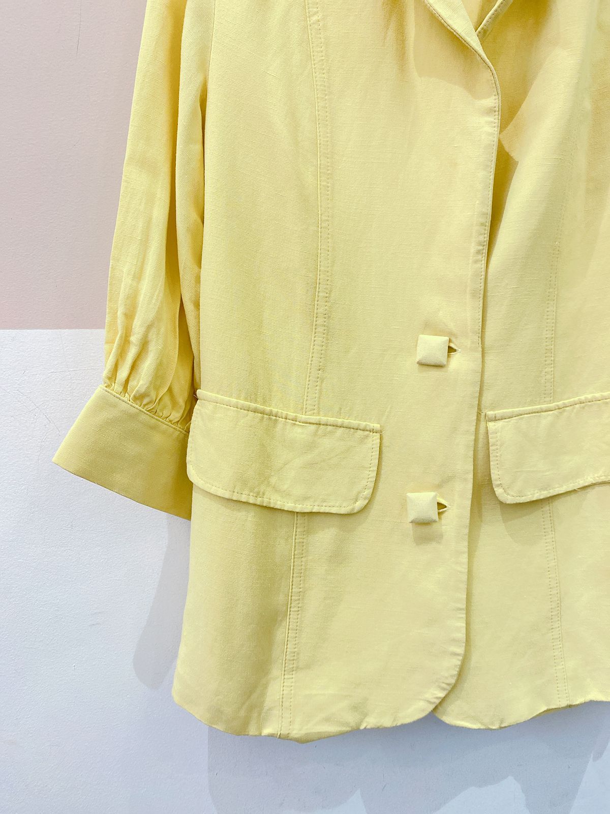 Blazer amarelinho decotes costas Forum P
