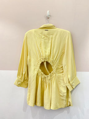 Blazer amarelinho decotes costas Forum P